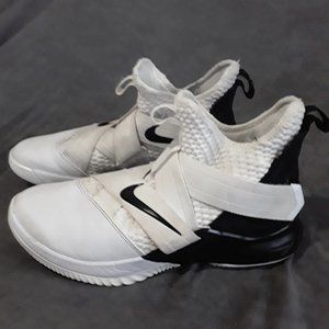 Nike LeBron soldier 12 basketball shoes white and black size 9